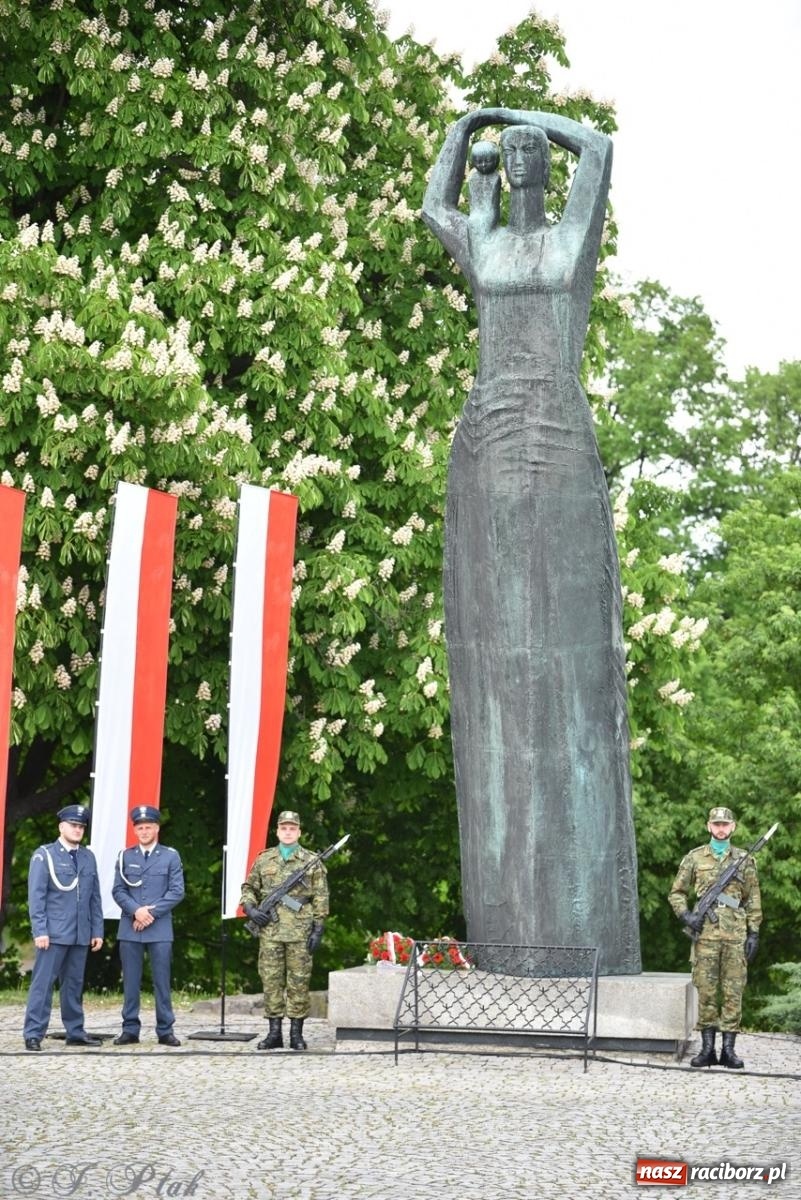 Zdjęcie w galerii na portalu naszraciborz.pl: Obchody Trzeciego Maja w Raciborzu w strugach deszczu [FOTO i WIDEO] wiadomości z regionu