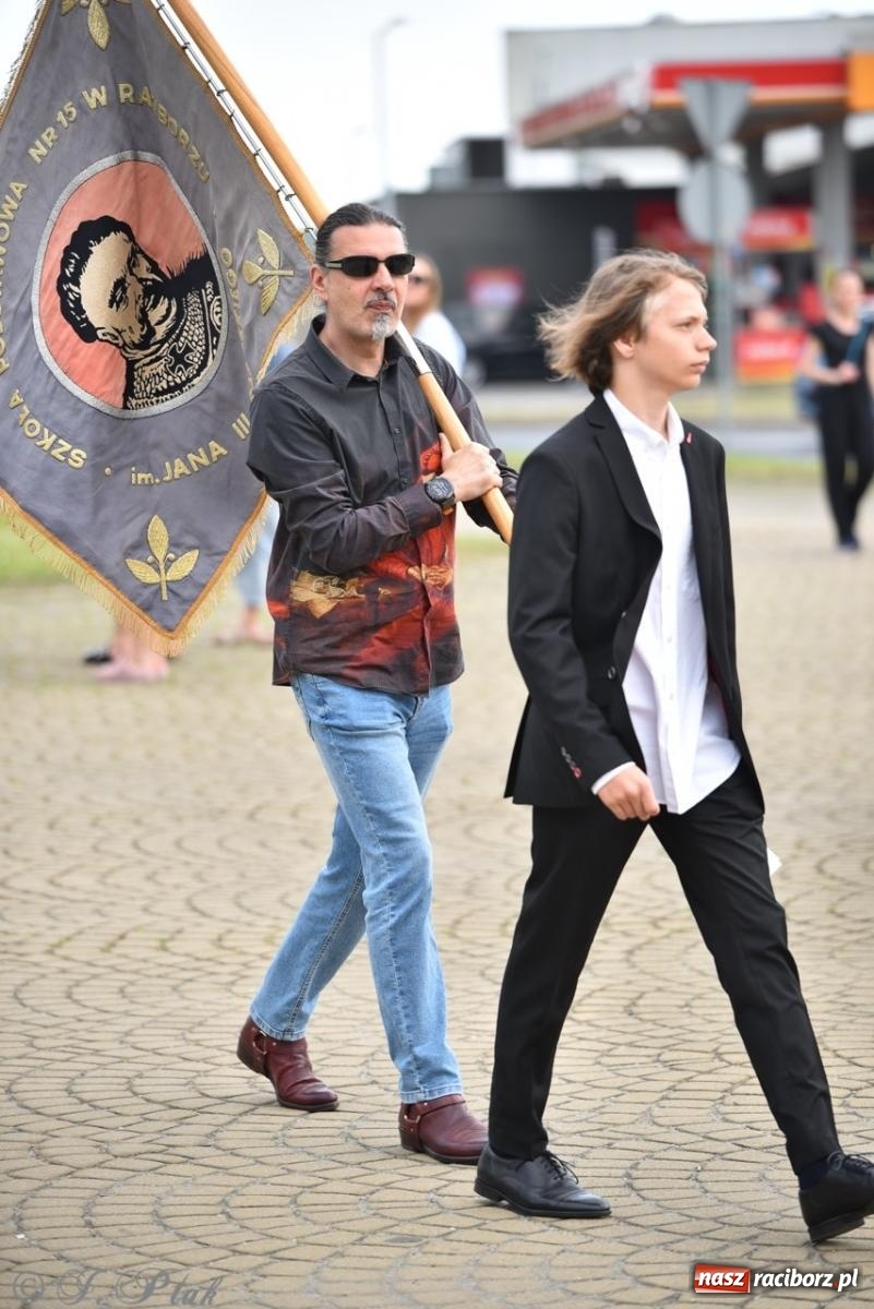 Zdjęcie w galerii na portalu naszraciborz.pl: Obchody Trzeciego Maja w Raciborzu w strugach deszczu [FOTO i WIDEO] wiadomości z regionu