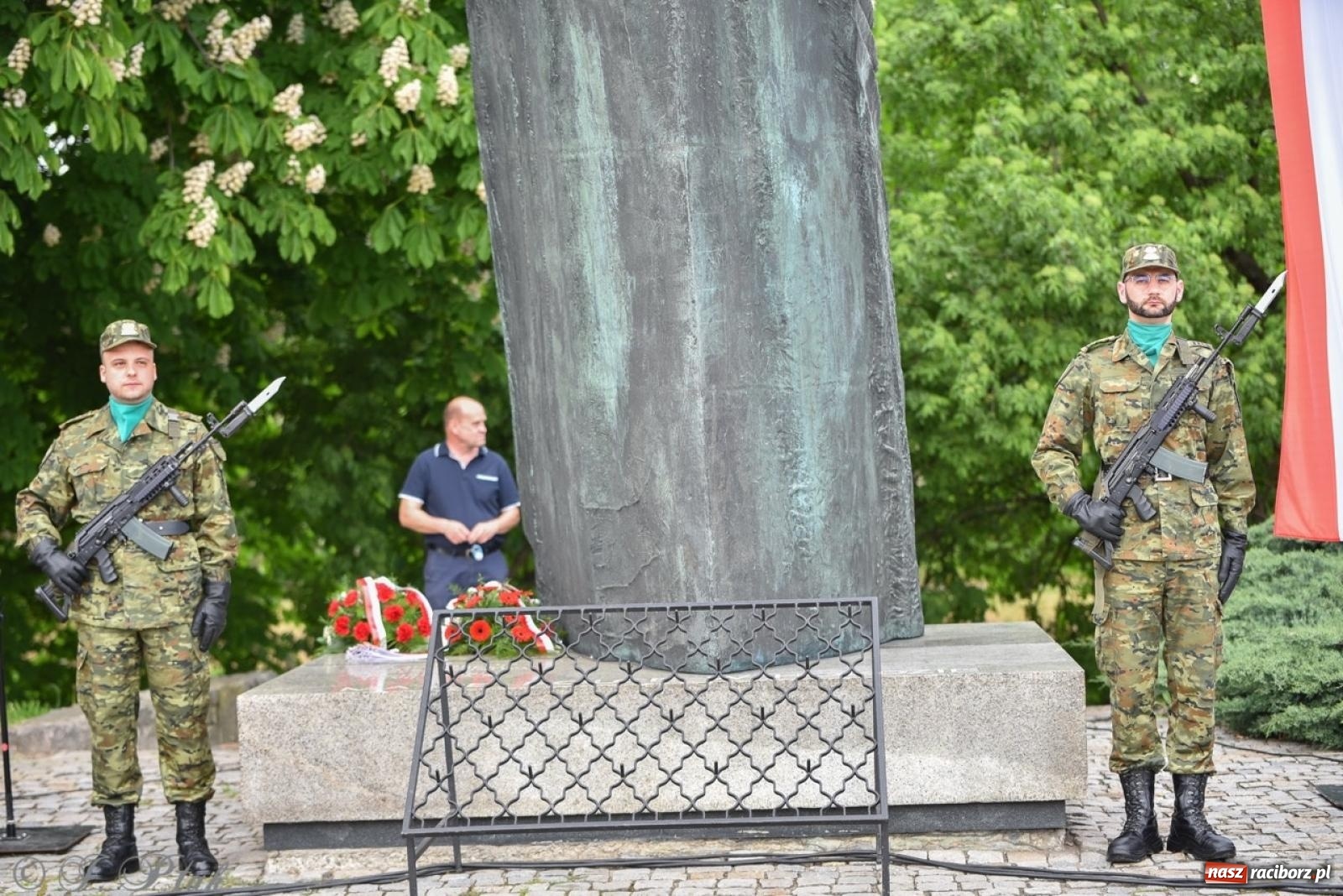 Zdjęcie w galerii na portalu naszraciborz.pl: Obchody Trzeciego Maja w Raciborzu w strugach deszczu [FOTO i WIDEO] wiadomości z regionu