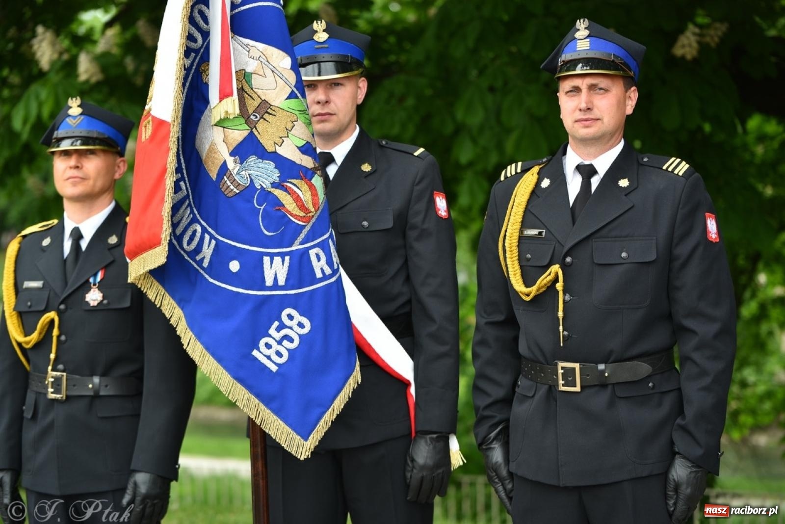 Zdjęcie w galerii na portalu naszraciborz.pl: Obchody Trzeciego Maja w Raciborzu w strugach deszczu [FOTO i WIDEO] wiadomości z regionu
