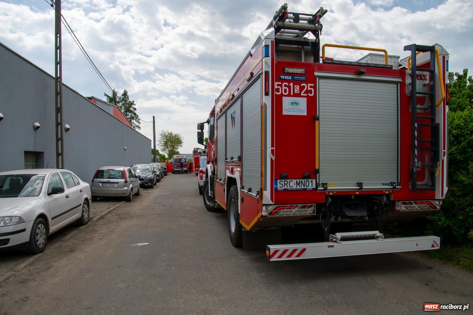 Zdjęcie w galerii na portalu naszraciborz.pl: Groźny wypadek przy ulicy Opawskiej w Raciborzu. Mężczyzna porażony prądem – interweniował śmigłowiec LPR wiadomości z regionu