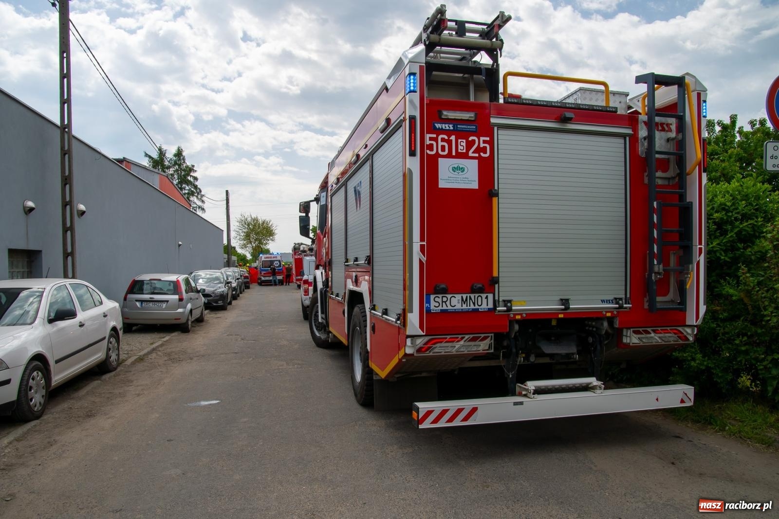 Zdjęcie w galerii na portalu naszraciborz.pl: Groźny wypadek przy ulicy Opawskiej w Raciborzu. Mężczyzna porażony prądem – interweniował śmigłowiec LPR wiadomości z regionu