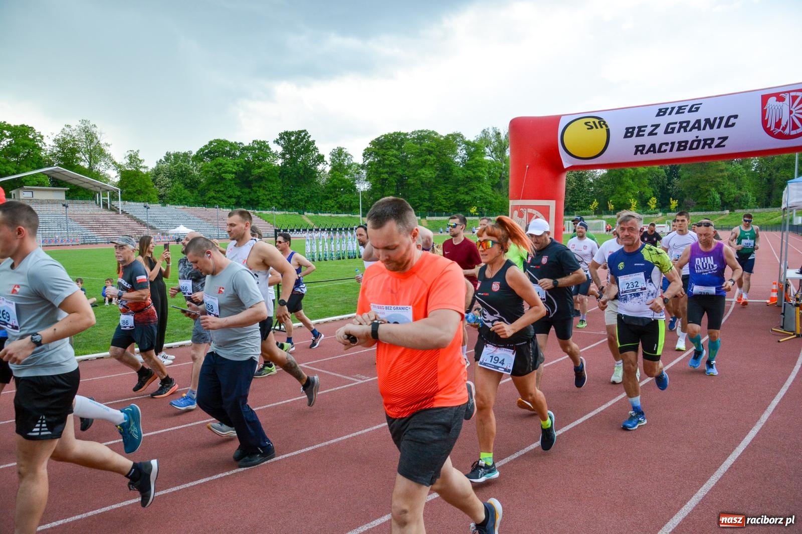Zdjęcie w galerii na portalu naszraciborz.pl: Mateusz Mrówka najszybszy w XVII Biegu bez Granic wiadomości z regionu