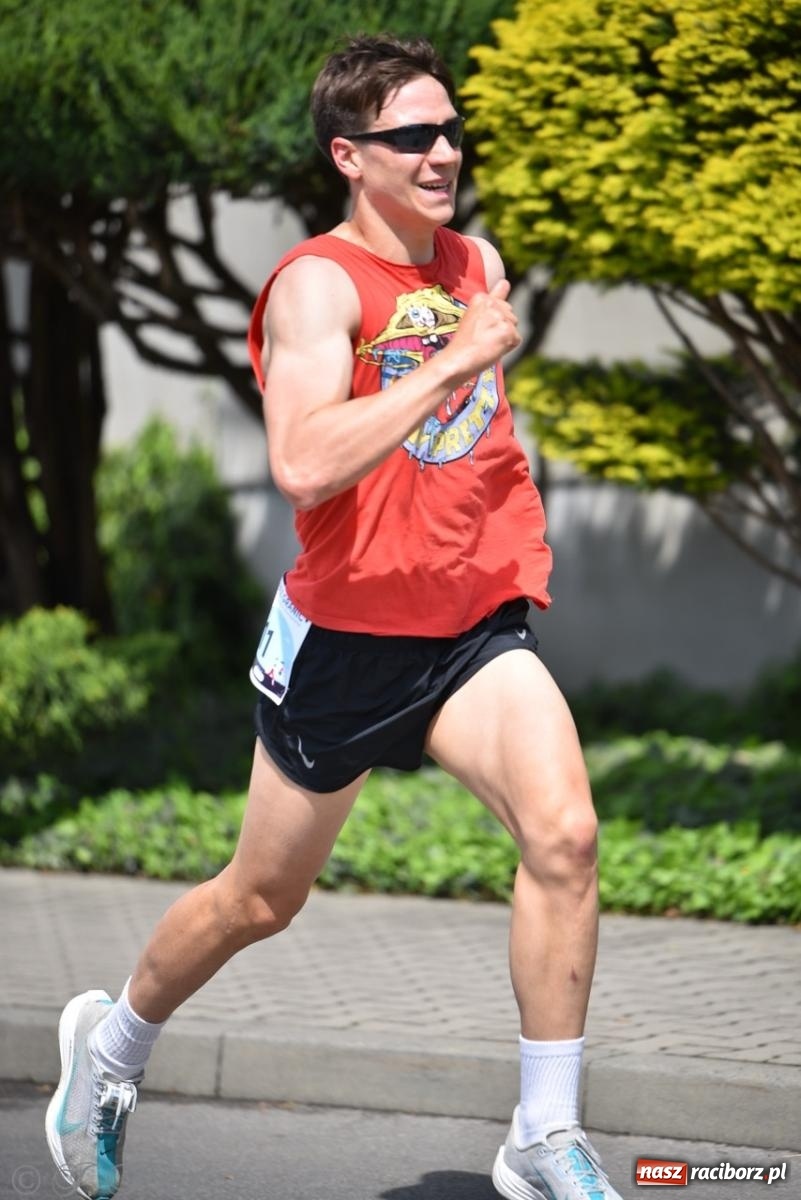Zdjęcie w galerii na portalu naszraciborz.pl: Mateusz Mrówka najszybszy w XVII Biegu bez Granic wiadomości z regionu