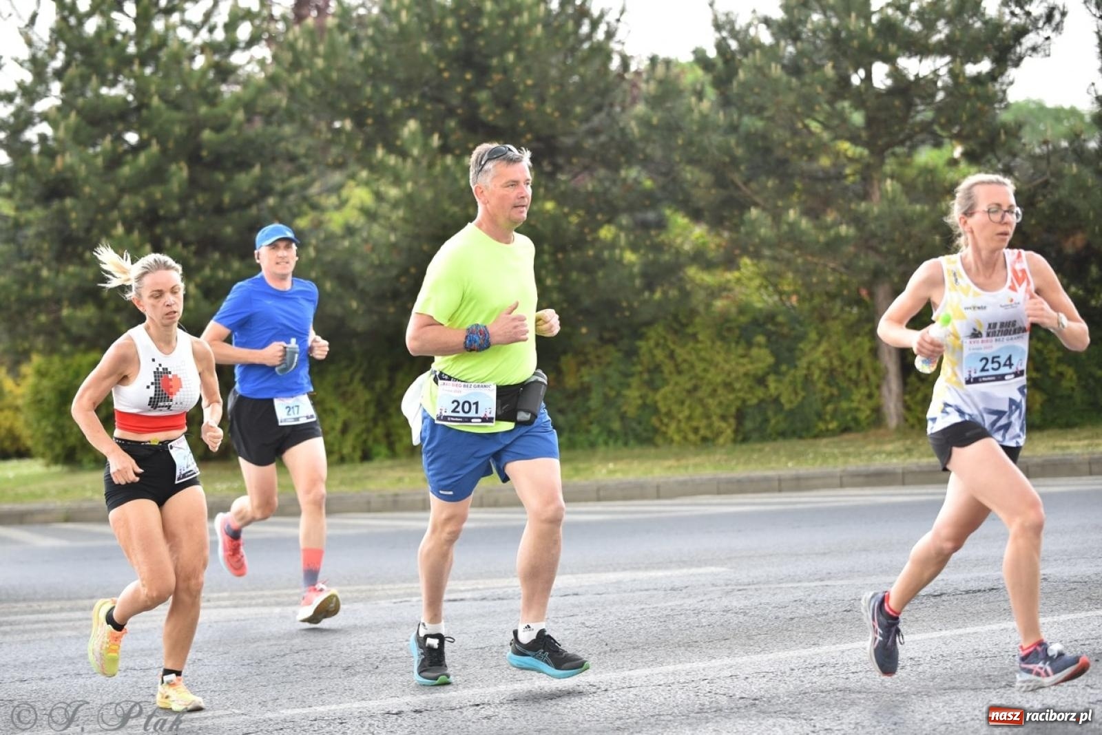 Zdjęcie w galerii na portalu naszraciborz.pl: Mateusz Mrówka najszybszy w XVII Biegu bez Granic wiadomości z regionu
