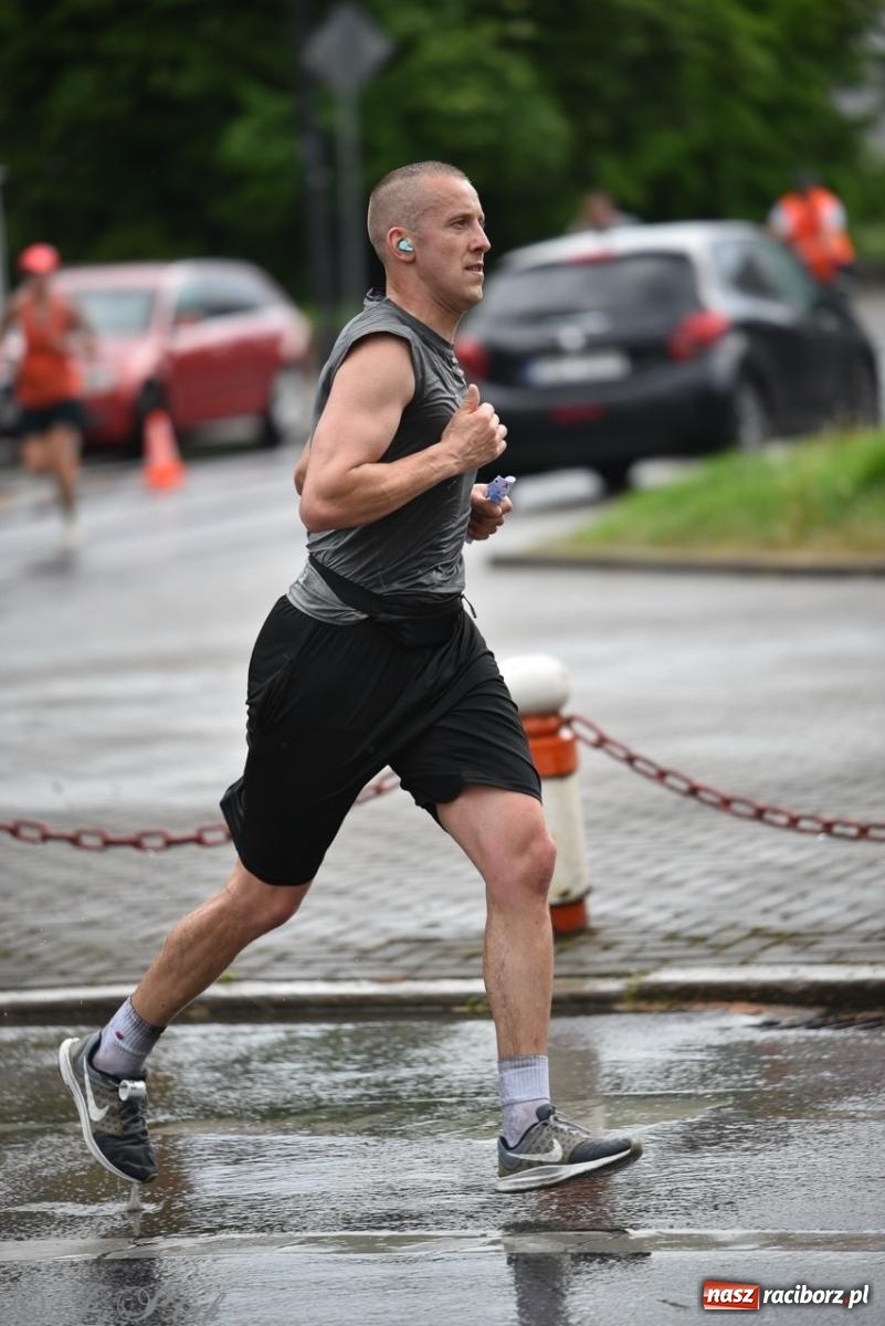 Zdjęcie w galerii na portalu naszraciborz.pl: Mateusz Mrówka najszybszy w XVII Biegu bez Granic wiadomości z regionu