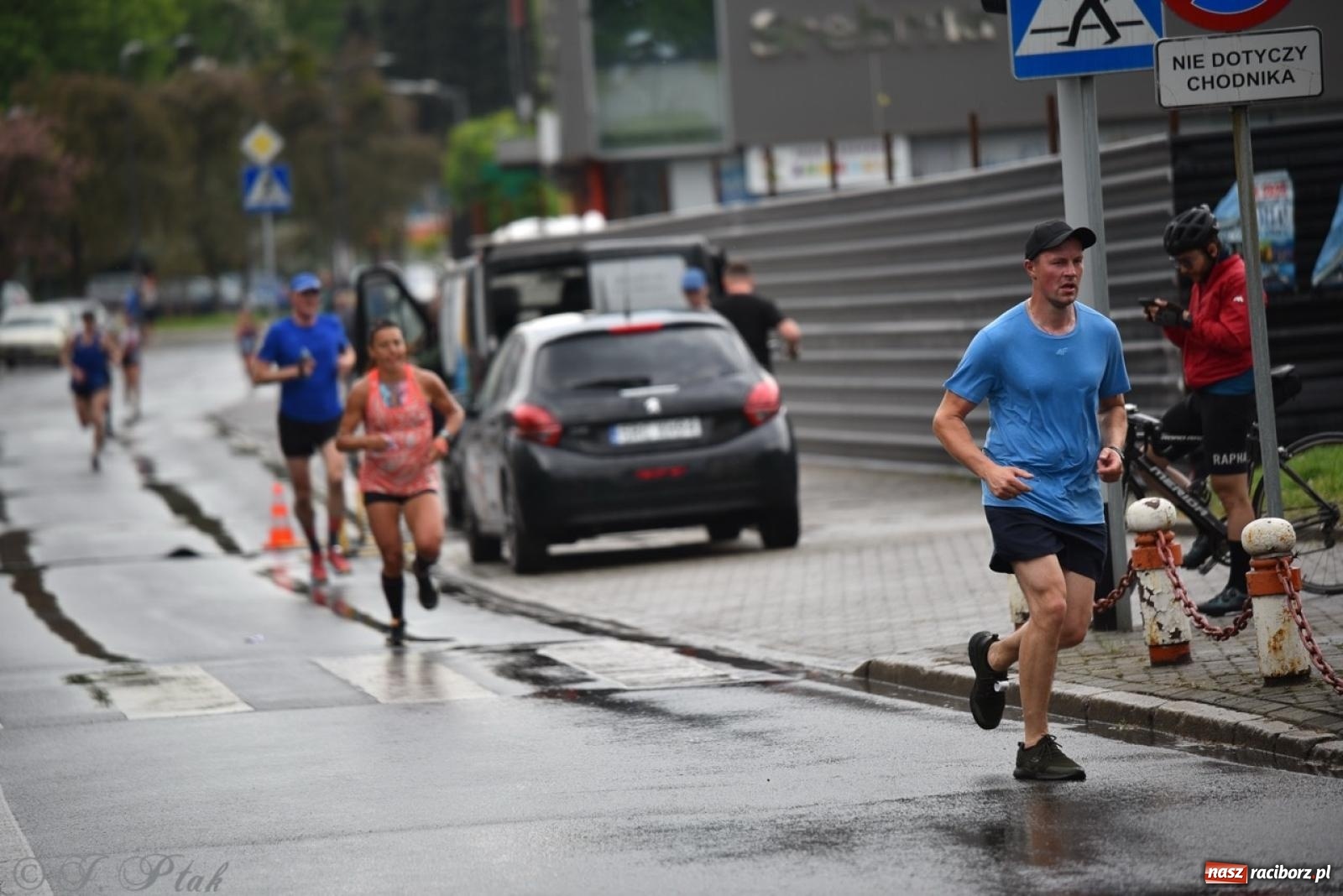 Zdjęcie w galerii na portalu naszraciborz.pl: Mateusz Mrówka najszybszy w XVII Biegu bez Granic wiadomości z regionu