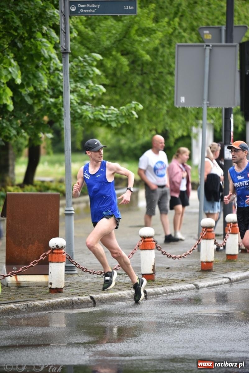 Zdjęcie w galerii na portalu naszraciborz.pl: Mateusz Mrówka najszybszy w XVII Biegu bez Granic wiadomości z regionu