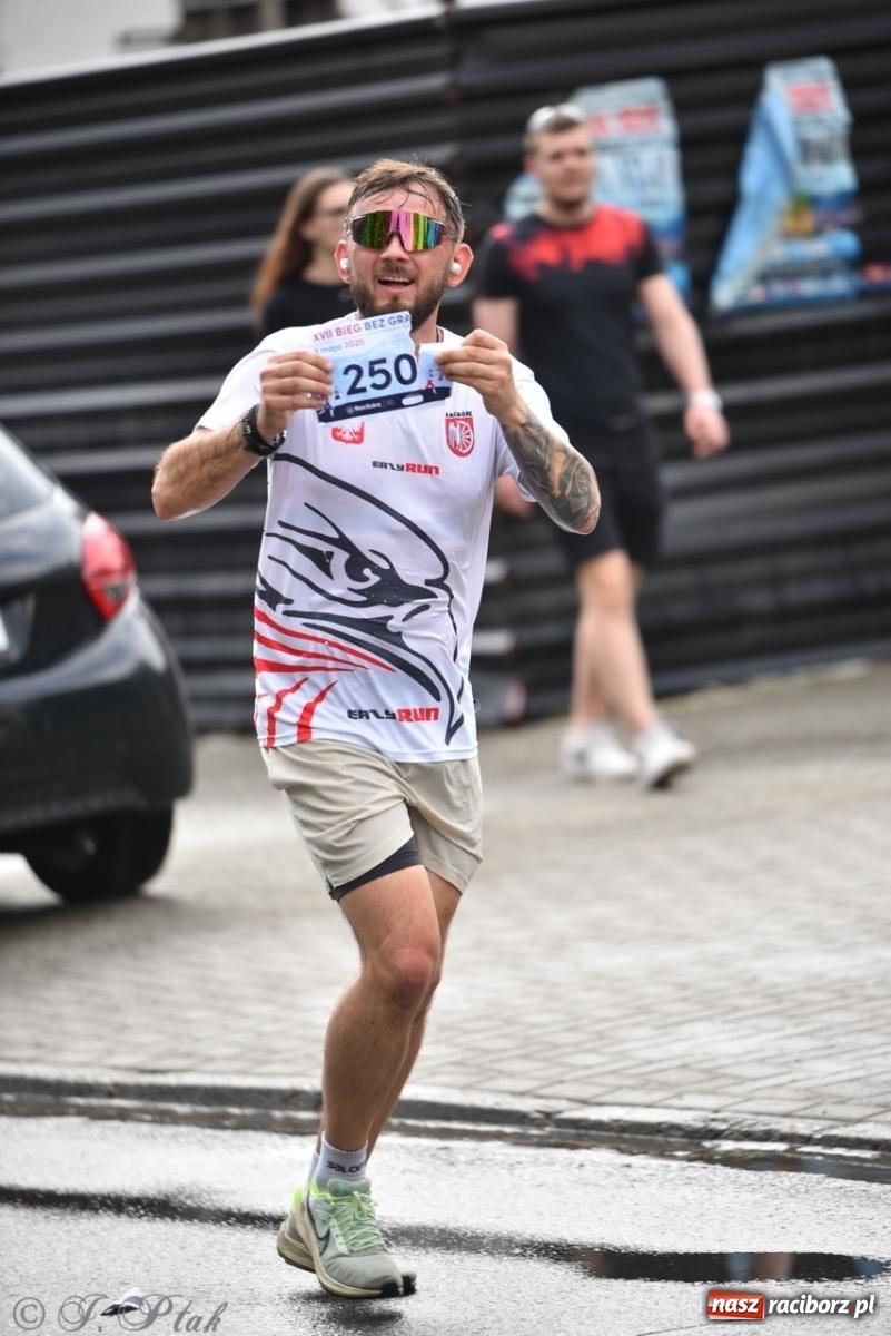 Zdjęcie w galerii na portalu naszraciborz.pl: Mateusz Mrówka najszybszy w XVII Biegu bez Granic wiadomości z regionu