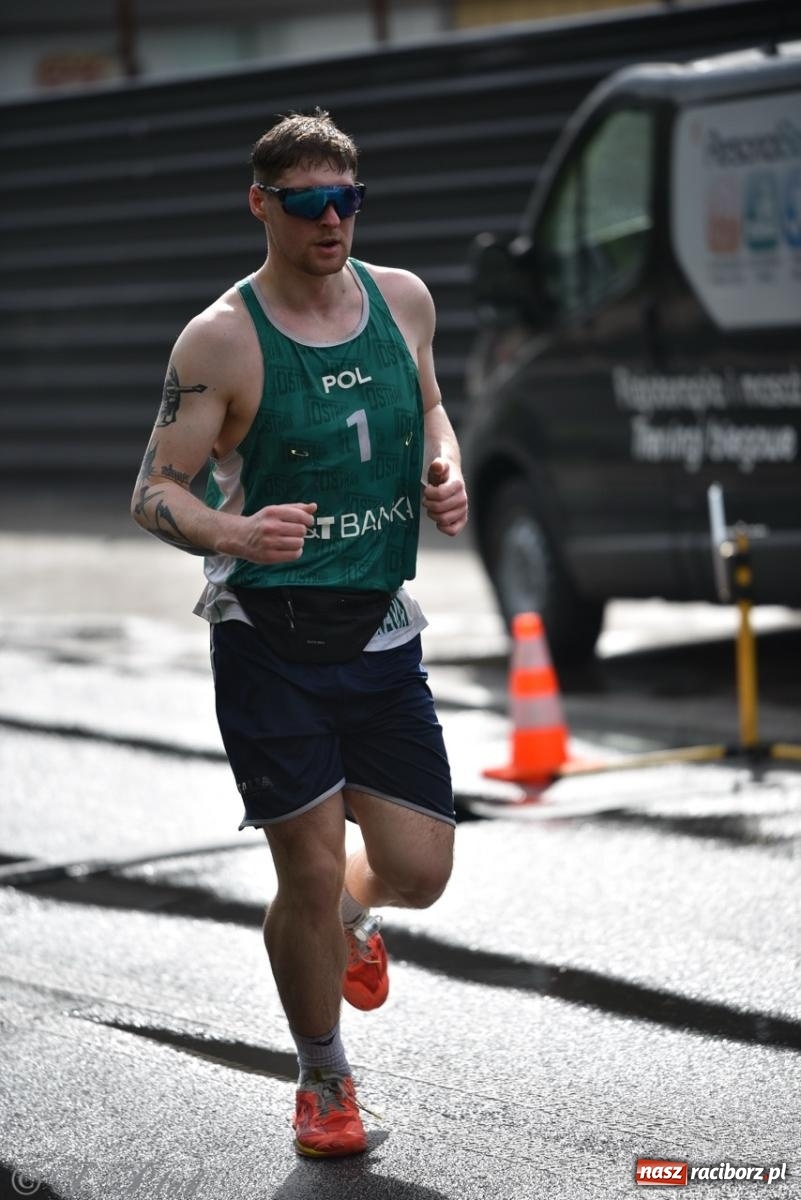 Zdjęcie w galerii na portalu naszraciborz.pl: Mateusz Mrówka najszybszy w XVII Biegu bez Granic wiadomości z regionu