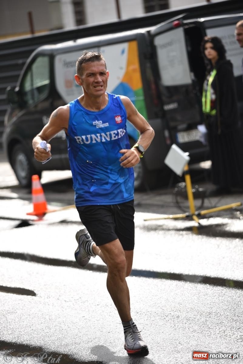Zdjęcie w galerii na portalu naszraciborz.pl: Mateusz Mrówka najszybszy w XVII Biegu bez Granic wiadomości z regionu