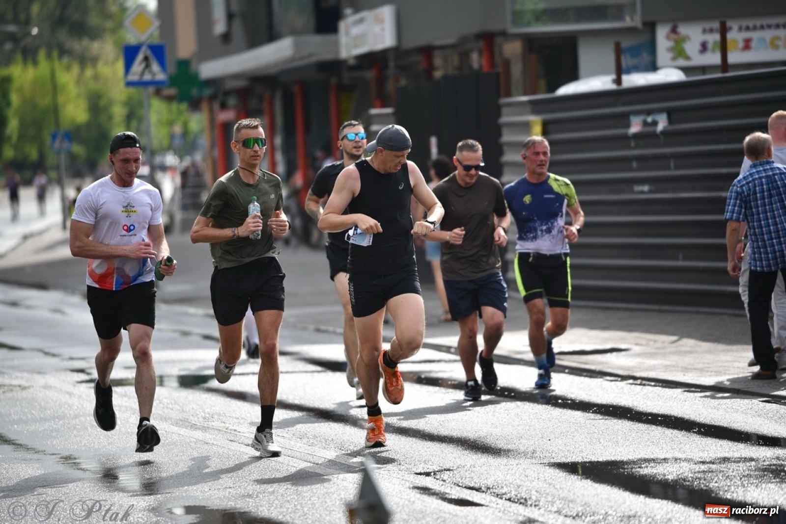Zdjęcie w galerii na portalu naszraciborz.pl: Mateusz Mrówka najszybszy w XVII Biegu bez Granic wiadomości z regionu