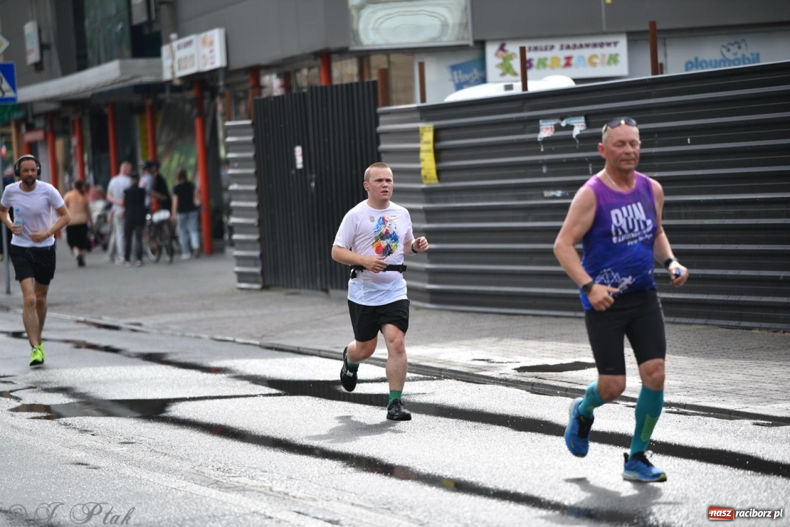 Zdjęcie w galerii na portalu naszraciborz.pl: Mateusz Mrówka najszybszy w XVII Biegu bez Granic wiadomości z regionu