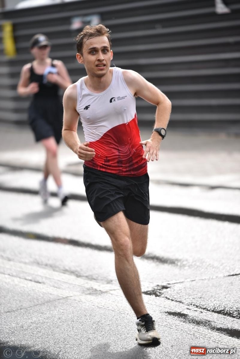 Zdjęcie w galerii na portalu naszraciborz.pl: Mateusz Mrówka najszybszy w XVII Biegu bez Granic wiadomości z regionu