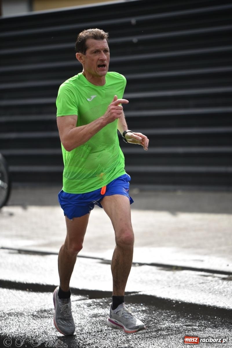 Zdjęcie w galerii na portalu naszraciborz.pl: Mateusz Mrówka najszybszy w XVII Biegu bez Granic wiadomości z regionu