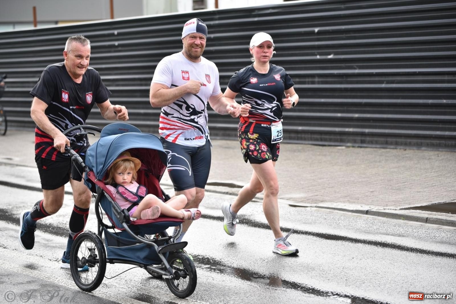 Zdjęcie w galerii na portalu naszraciborz.pl: Mateusz Mrówka najszybszy w XVII Biegu bez Granic wiadomości z regionu