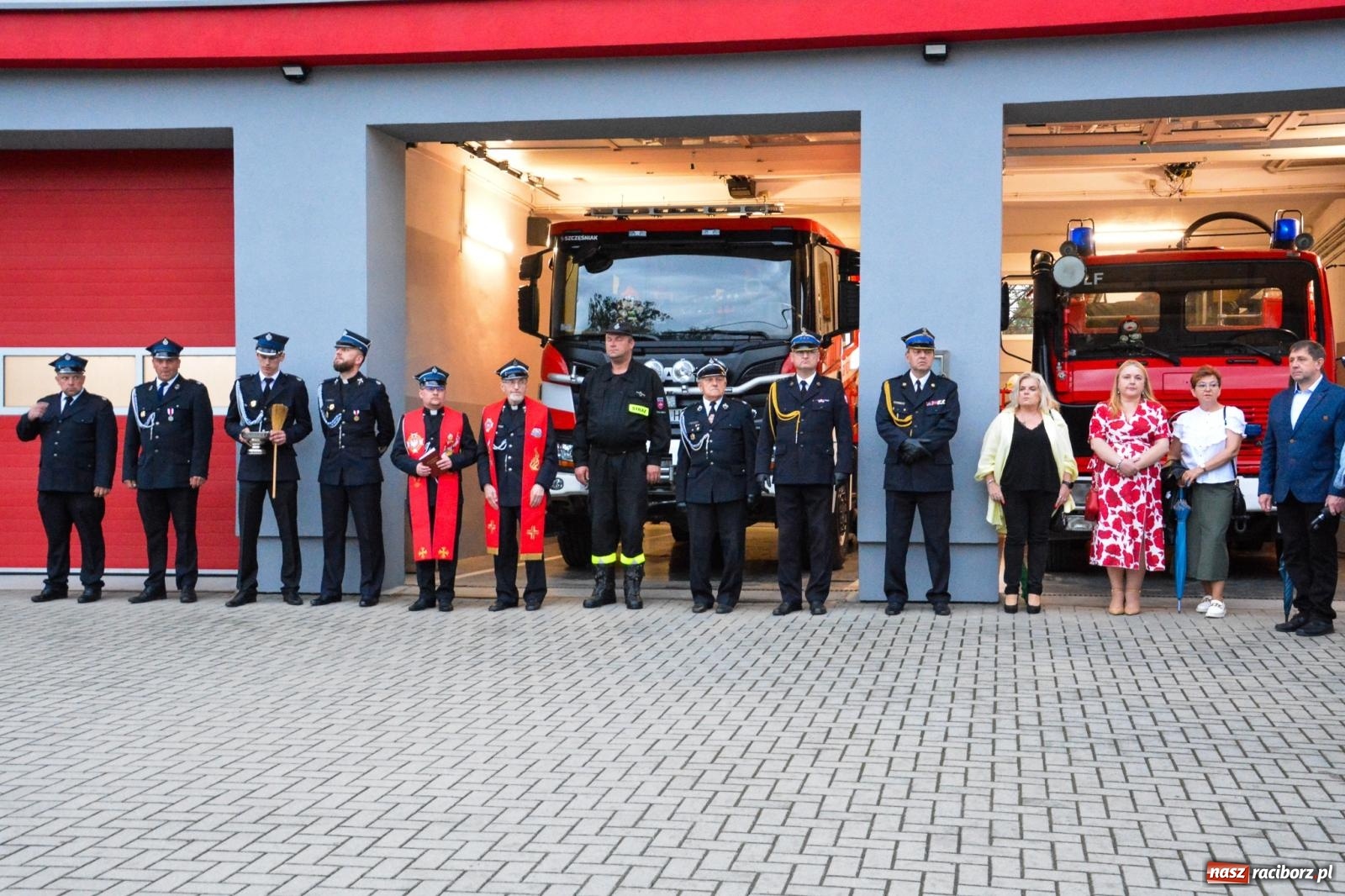 Zdjęcie w galerii na portalu naszraciborz.pl: Strażackie święto w Pietrowicach Wielkich. Wójt przekazał kluczyki, a księża poświęcili nowy wóz wiadomości z regionu