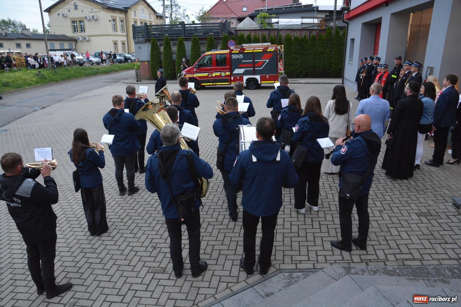 Zdjęcie w galerii na portalu naszraciborz.pl: Strażackie święto w Pietrowicach Wielkich. Wójt przekazał kluczyki, a księża poświęcili nowy wóz wiadomości z regionu