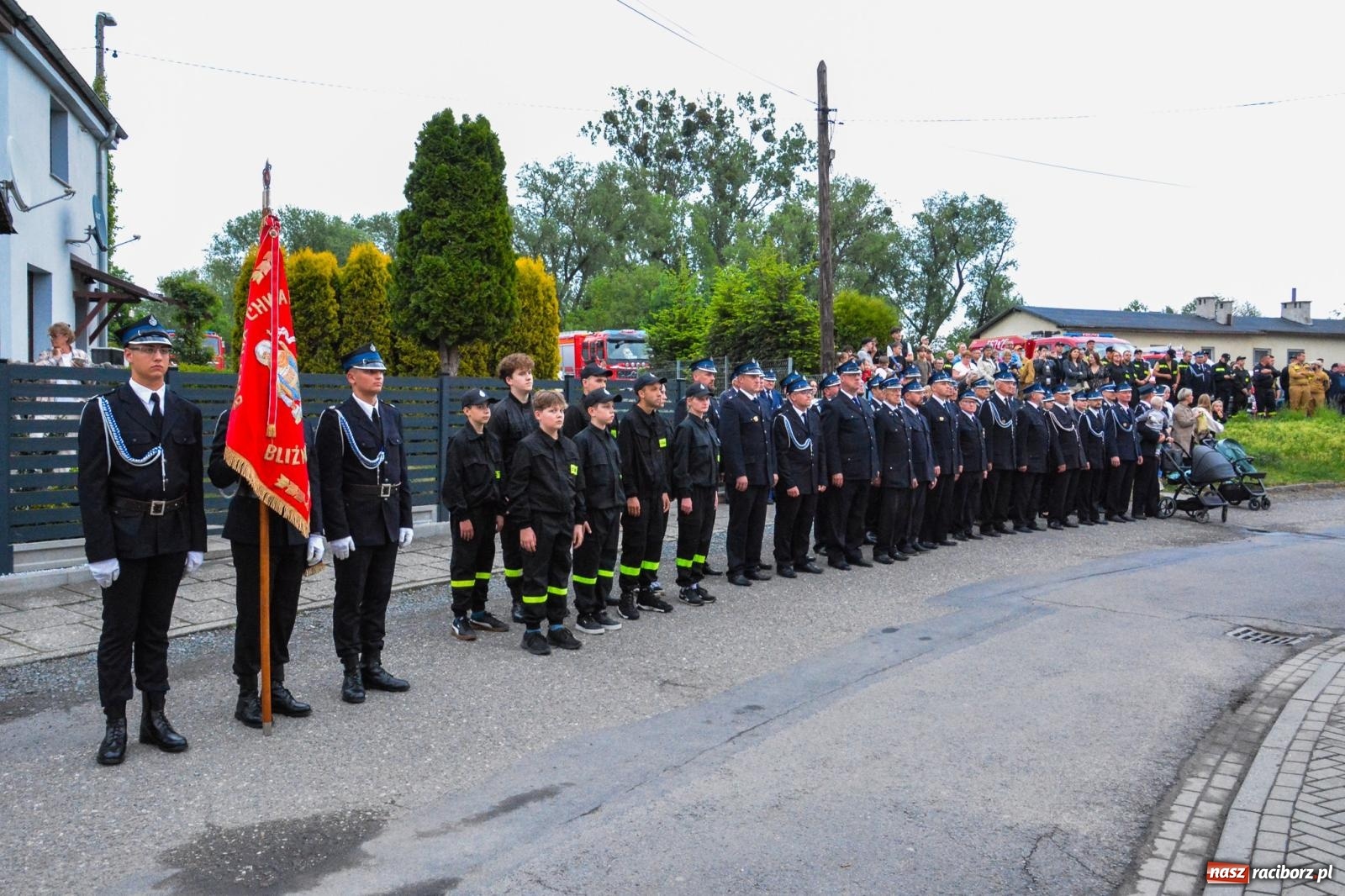 Zdjęcie w galerii na portalu naszraciborz.pl: Strażackie święto w Pietrowicach Wielkich. Wójt przekazał kluczyki, a księża poświęcili nowy wóz wiadomości z regionu