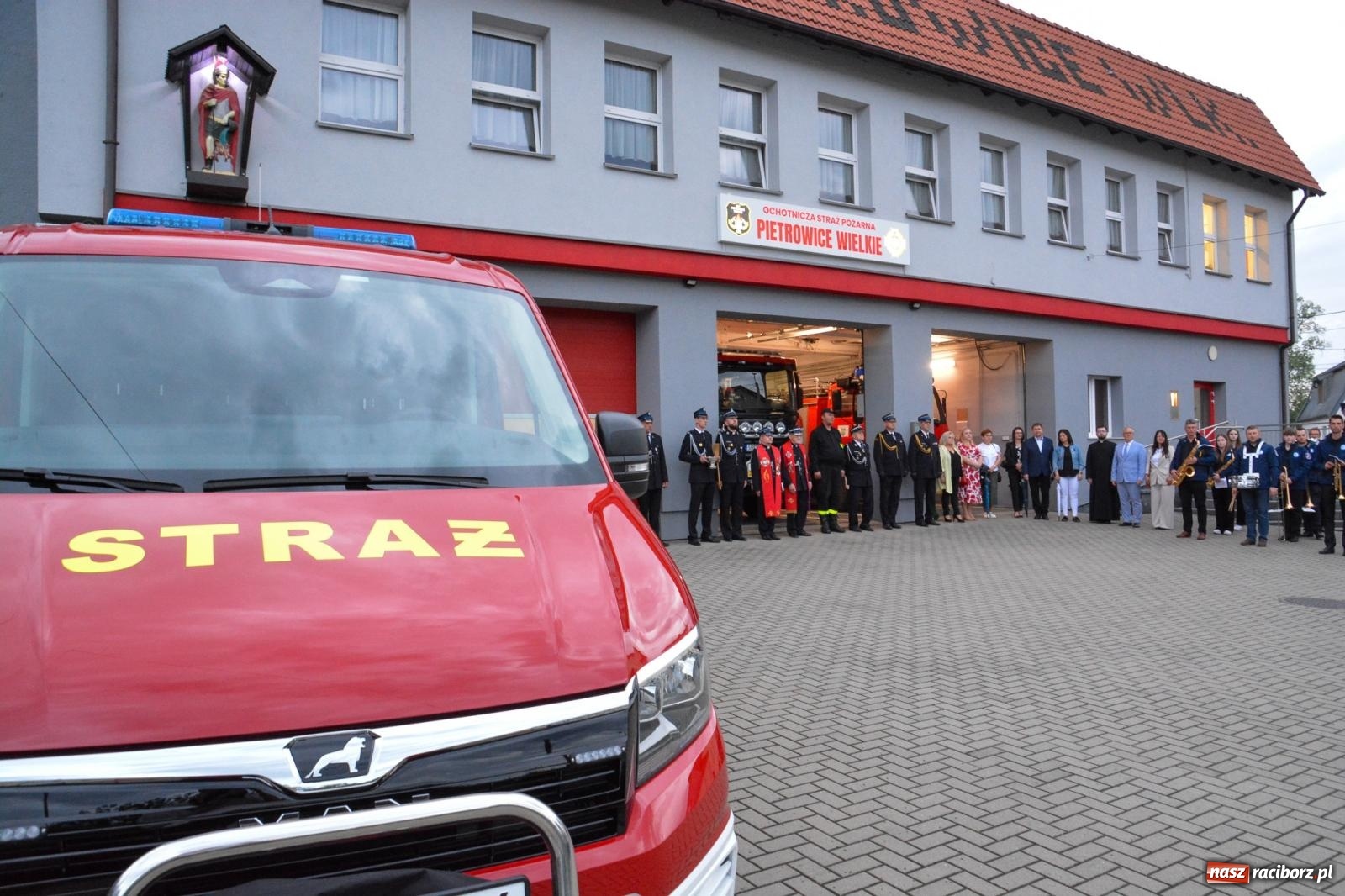 Zdjęcie w galerii na portalu naszraciborz.pl: Strażackie święto w Pietrowicach Wielkich. Wójt przekazał kluczyki, a księża poświęcili nowy wóz wiadomości z regionu