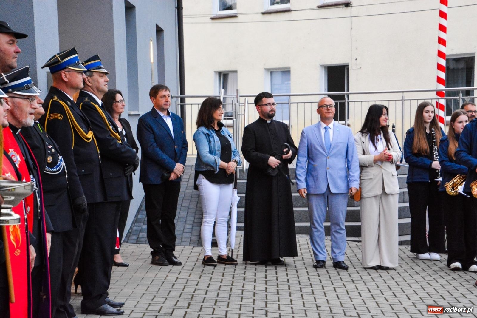 Zdjęcie w galerii na portalu naszraciborz.pl: Strażackie święto w Pietrowicach Wielkich. Wójt przekazał kluczyki, a księża poświęcili nowy wóz wiadomości z regionu