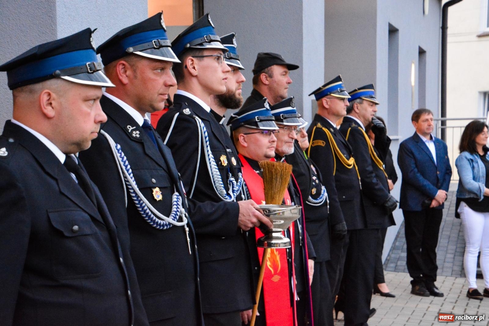 Zdjęcie w galerii na portalu naszraciborz.pl: Strażackie święto w Pietrowicach Wielkich. Wójt przekazał kluczyki, a księża poświęcili nowy wóz wiadomości z regionu