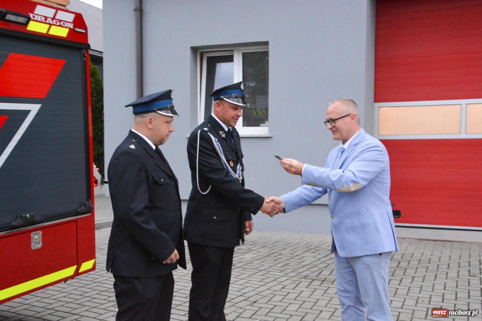 Zdjęcie w galerii na portalu naszraciborz.pl: Strażackie święto w Pietrowicach Wielkich. Wójt przekazał kluczyki, a księża poświęcili nowy wóz wiadomości z regionu