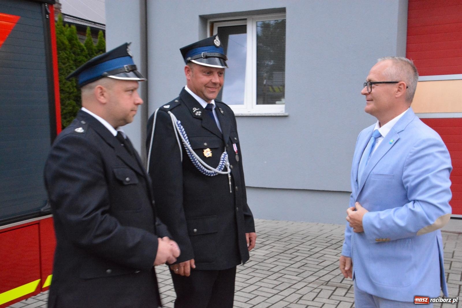 Zdjęcie w galerii na portalu naszraciborz.pl: Strażackie święto w Pietrowicach Wielkich. Wójt przekazał kluczyki, a księża poświęcili nowy wóz wiadomości z regionu