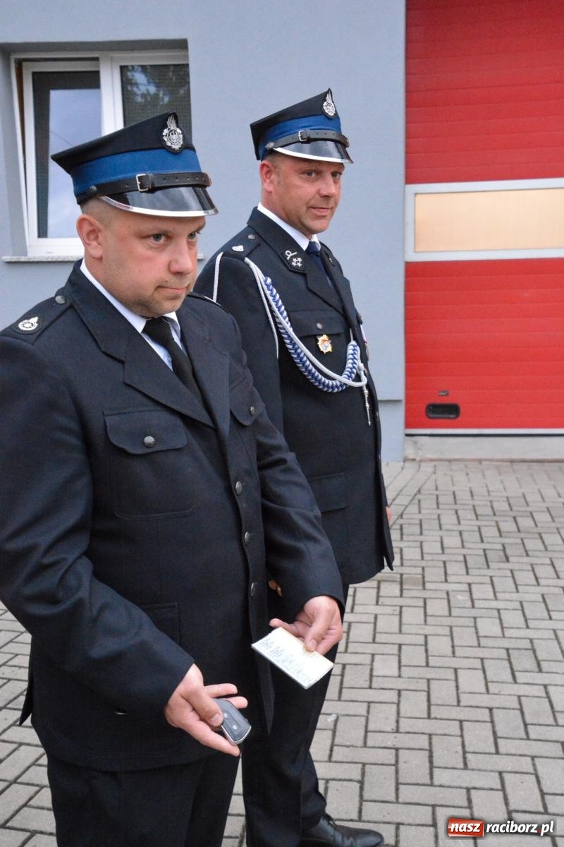 Zdjęcie w galerii na portalu naszraciborz.pl: Strażackie święto w Pietrowicach Wielkich. Wójt przekazał kluczyki, a księża poświęcili nowy wóz wiadomości z regionu