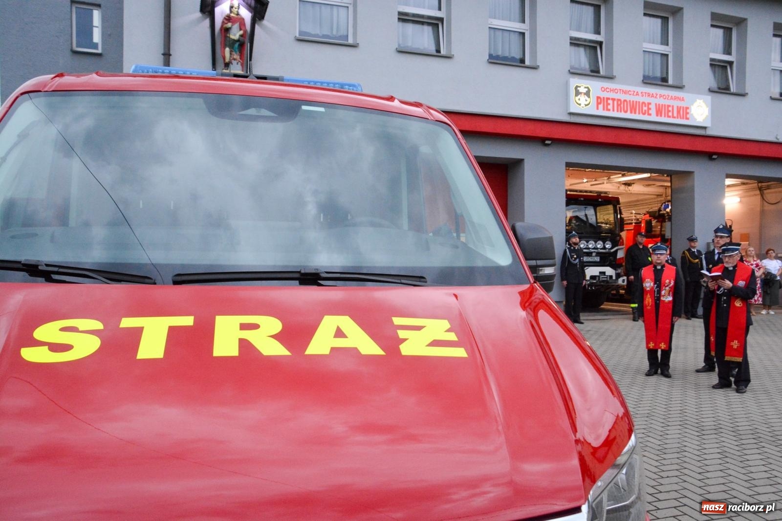 Zdjęcie w galerii na portalu naszraciborz.pl: Strażackie święto w Pietrowicach Wielkich. Wójt przekazał kluczyki, a księża poświęcili nowy wóz wiadomości z regionu