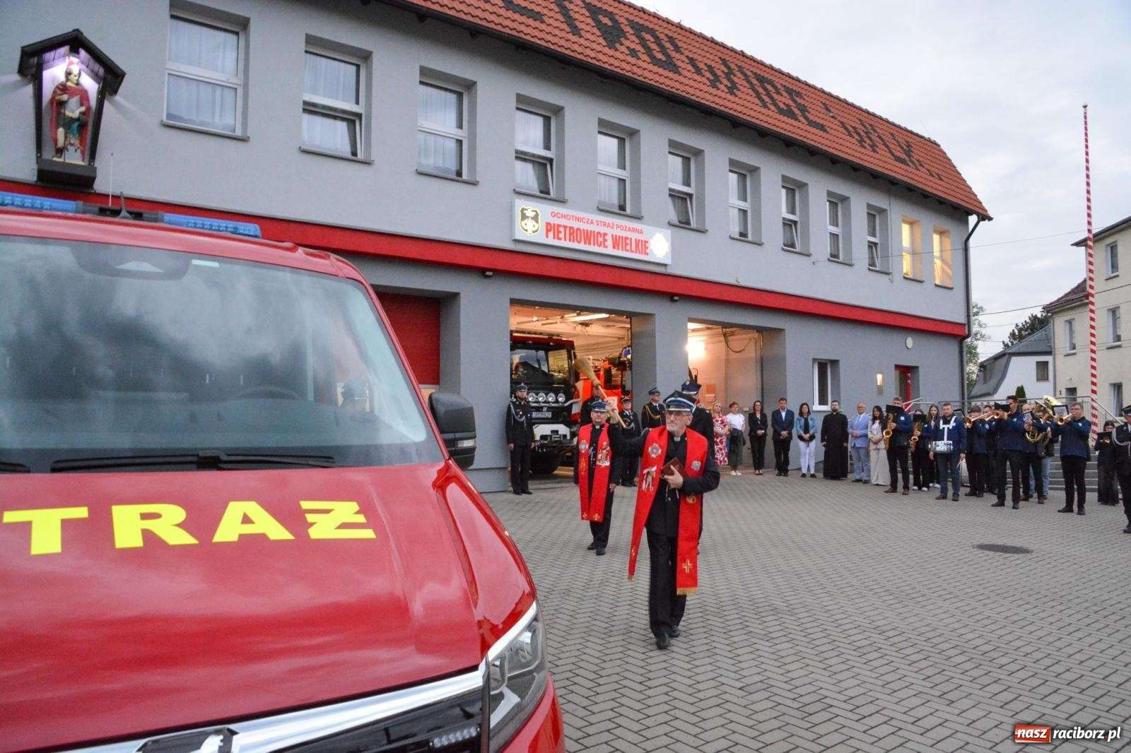 Zdjęcie w galerii na portalu naszraciborz.pl: Strażackie święto w Pietrowicach Wielkich. Wójt przekazał kluczyki, a księża poświęcili nowy wóz wiadomości z regionu