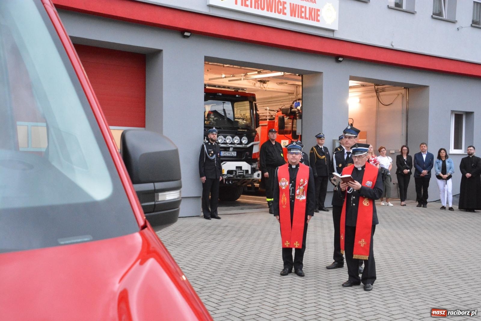 Zdjęcie w galerii na portalu naszraciborz.pl: Strażackie święto w Pietrowicach Wielkich. Wójt przekazał kluczyki, a księża poświęcili nowy wóz wiadomości z regionu