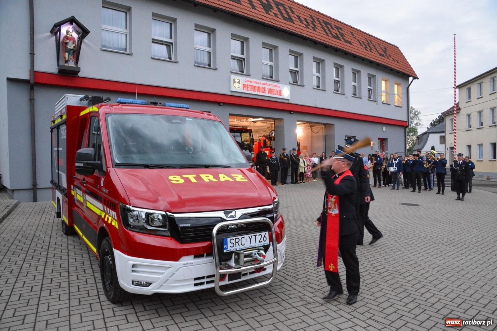 Zdjęcie w galerii na portalu naszraciborz.pl: Strażackie święto w Pietrowicach Wielkich. Wójt przekazał kluczyki, a księża poświęcili nowy wóz wiadomości z regionu