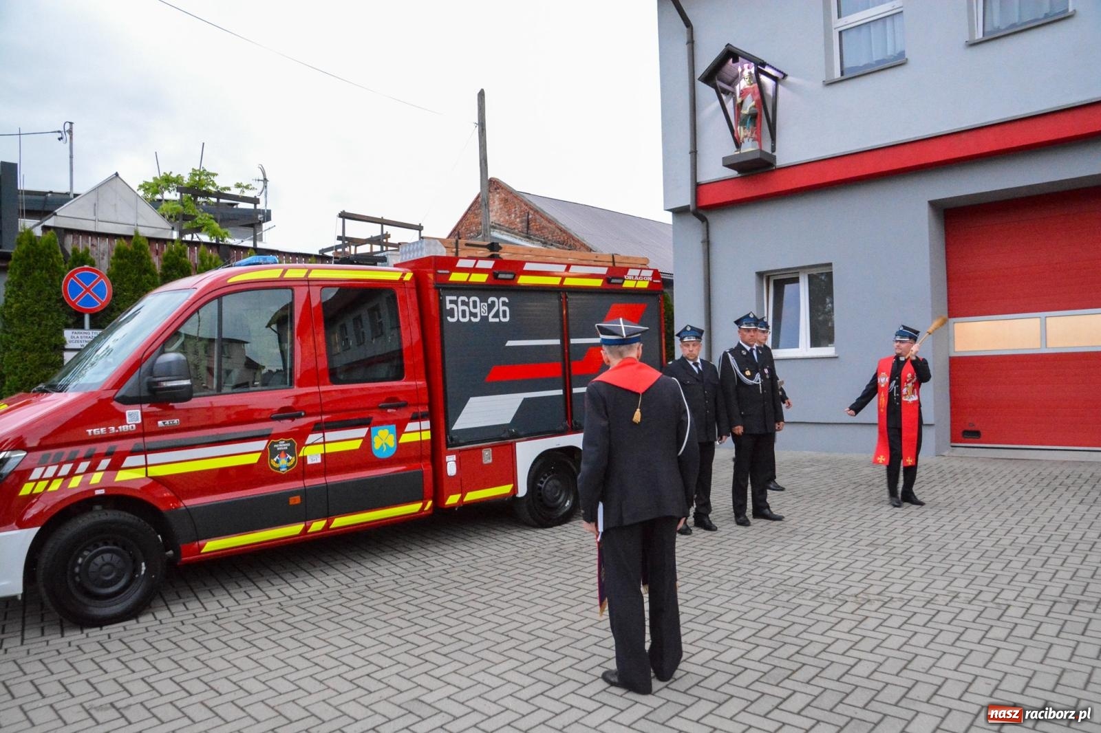 Zdjęcie w galerii na portalu naszraciborz.pl: Strażackie święto w Pietrowicach Wielkich. Wójt przekazał kluczyki, a księża poświęcili nowy wóz wiadomości z regionu