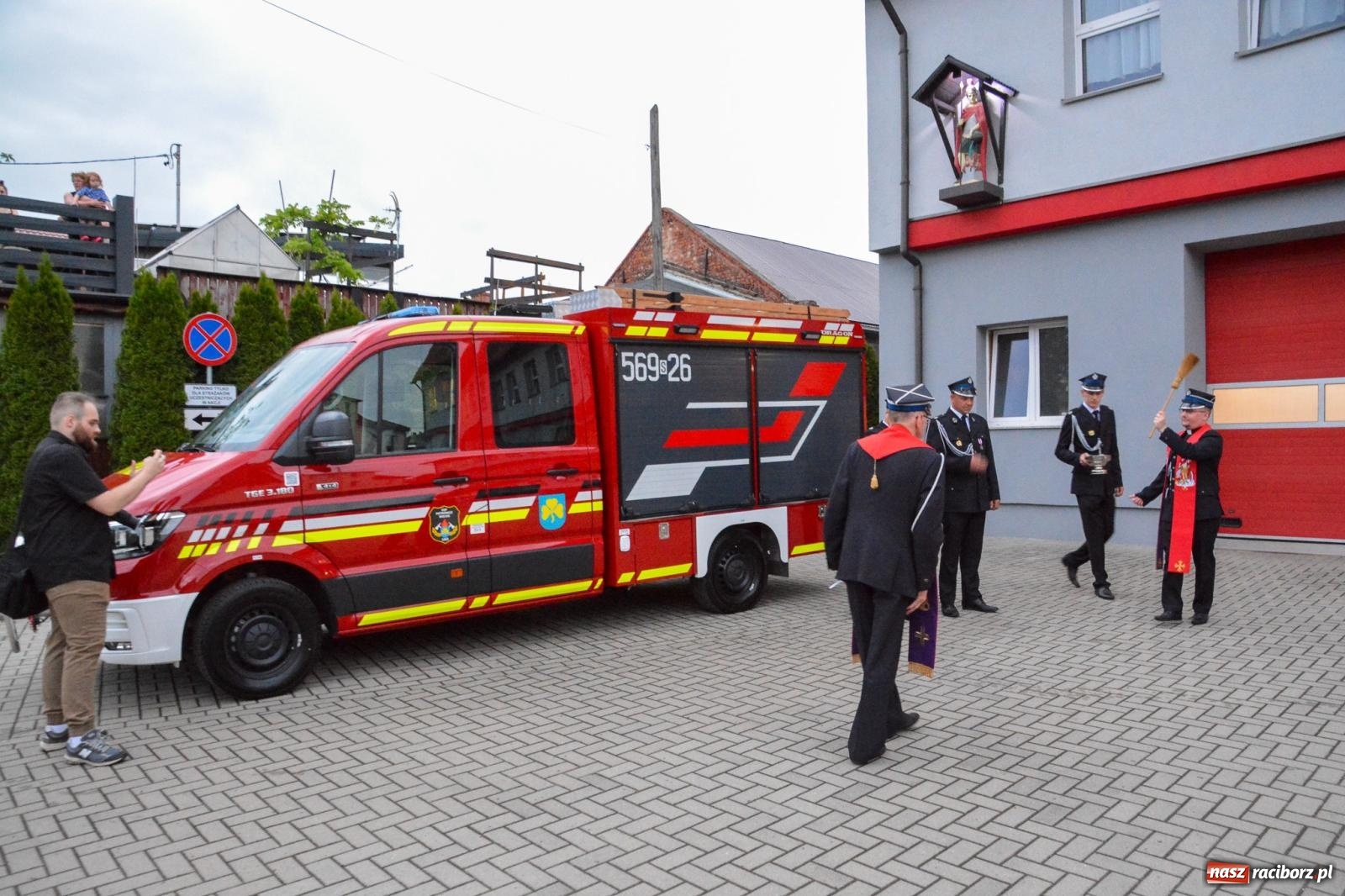 Zdjęcie w galerii na portalu naszraciborz.pl: Strażackie święto w Pietrowicach Wielkich. Wójt przekazał kluczyki, a księża poświęcili nowy wóz wiadomości z regionu