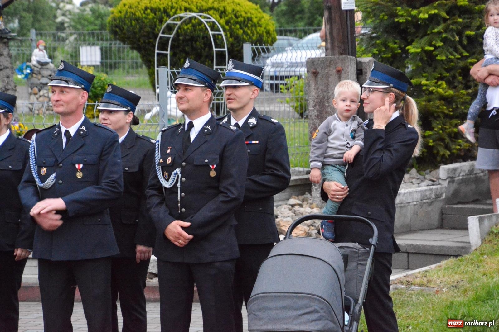 Zdjęcie w galerii na portalu naszraciborz.pl: Strażackie święto w Pietrowicach Wielkich. Wójt przekazał kluczyki, a księża poświęcili nowy wóz wiadomości z regionu