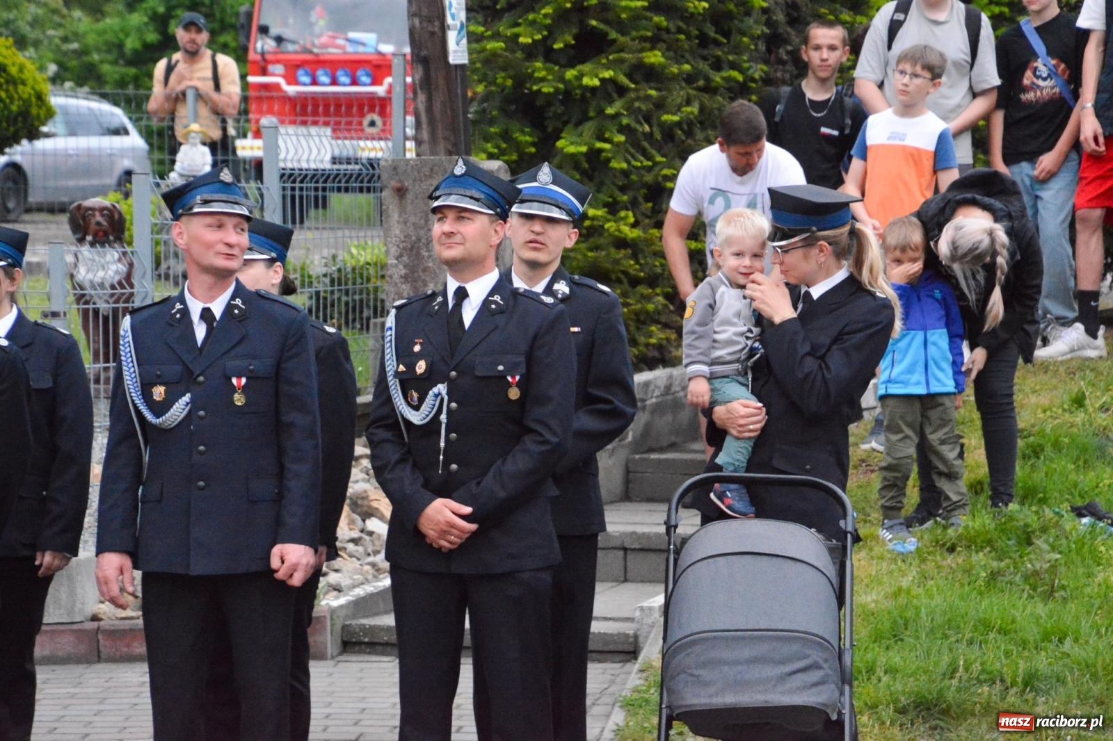 Zdjęcie w galerii na portalu naszraciborz.pl: Strażackie święto w Pietrowicach Wielkich. Wójt przekazał kluczyki, a księża poświęcili nowy wóz wiadomości z regionu