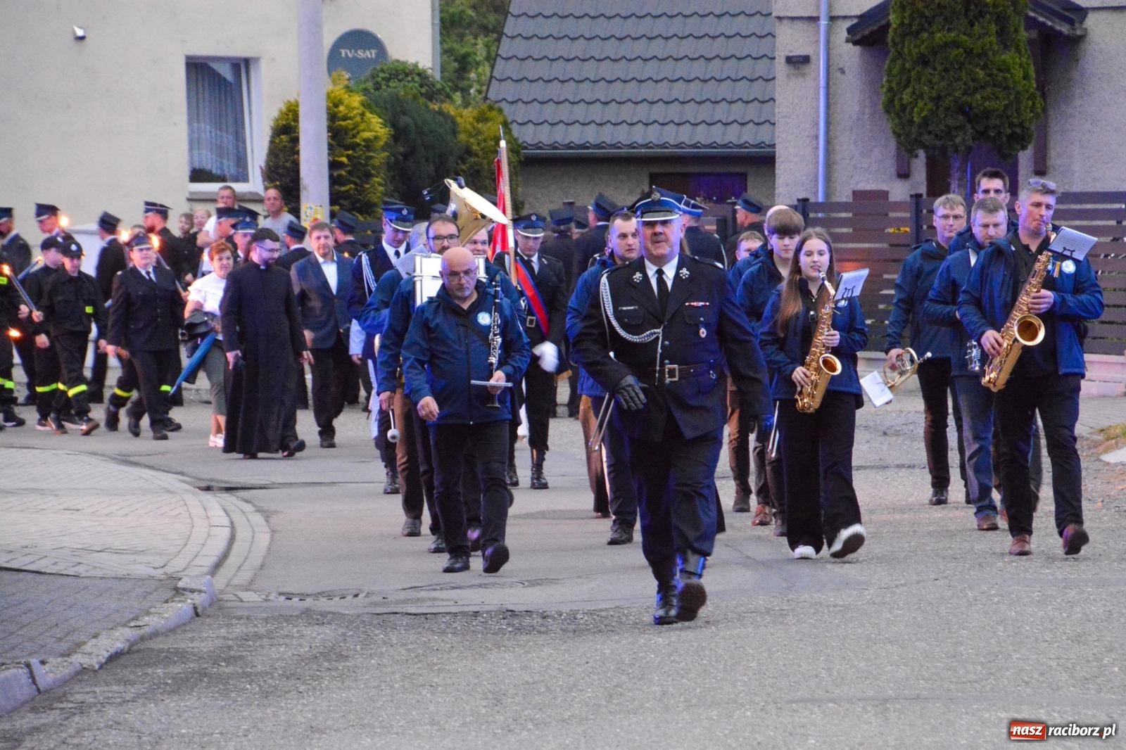 Zdjęcie w galerii na portalu naszraciborz.pl: Strażackie święto w Pietrowicach Wielkich. Wójt przekazał kluczyki, a księża poświęcili nowy wóz wiadomości z regionu
