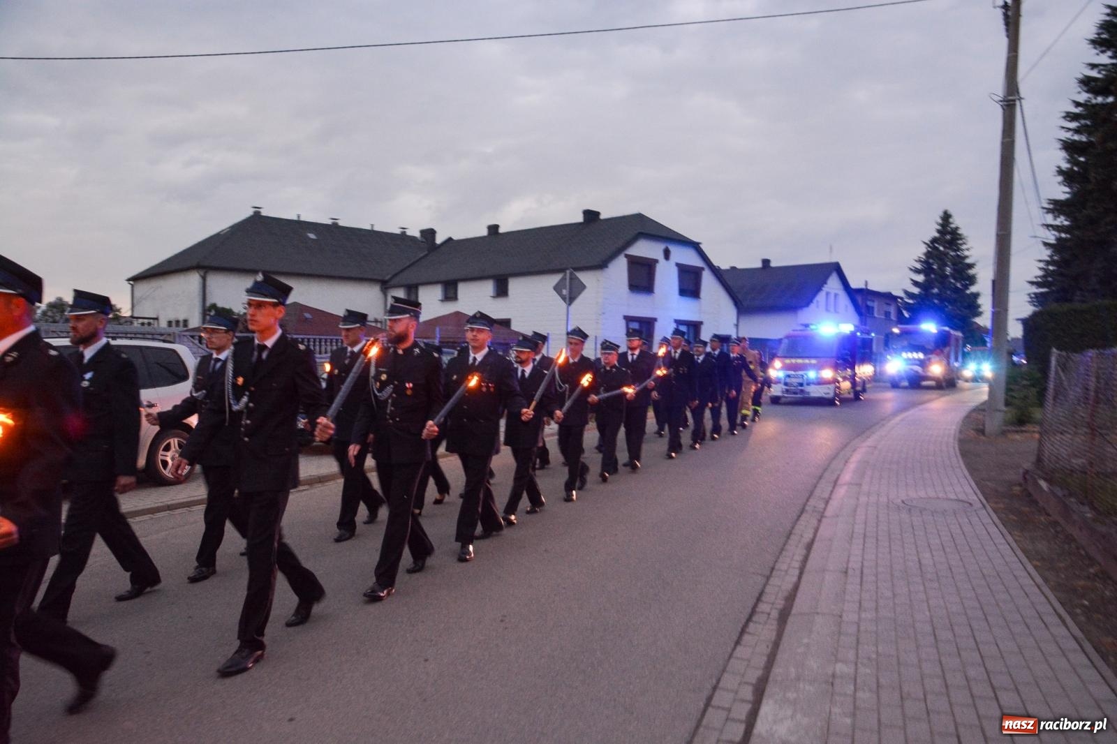 Zdjęcie w galerii na portalu naszraciborz.pl: Strażackie święto w Pietrowicach Wielkich. Wójt przekazał kluczyki, a księża poświęcili nowy wóz wiadomości z regionu