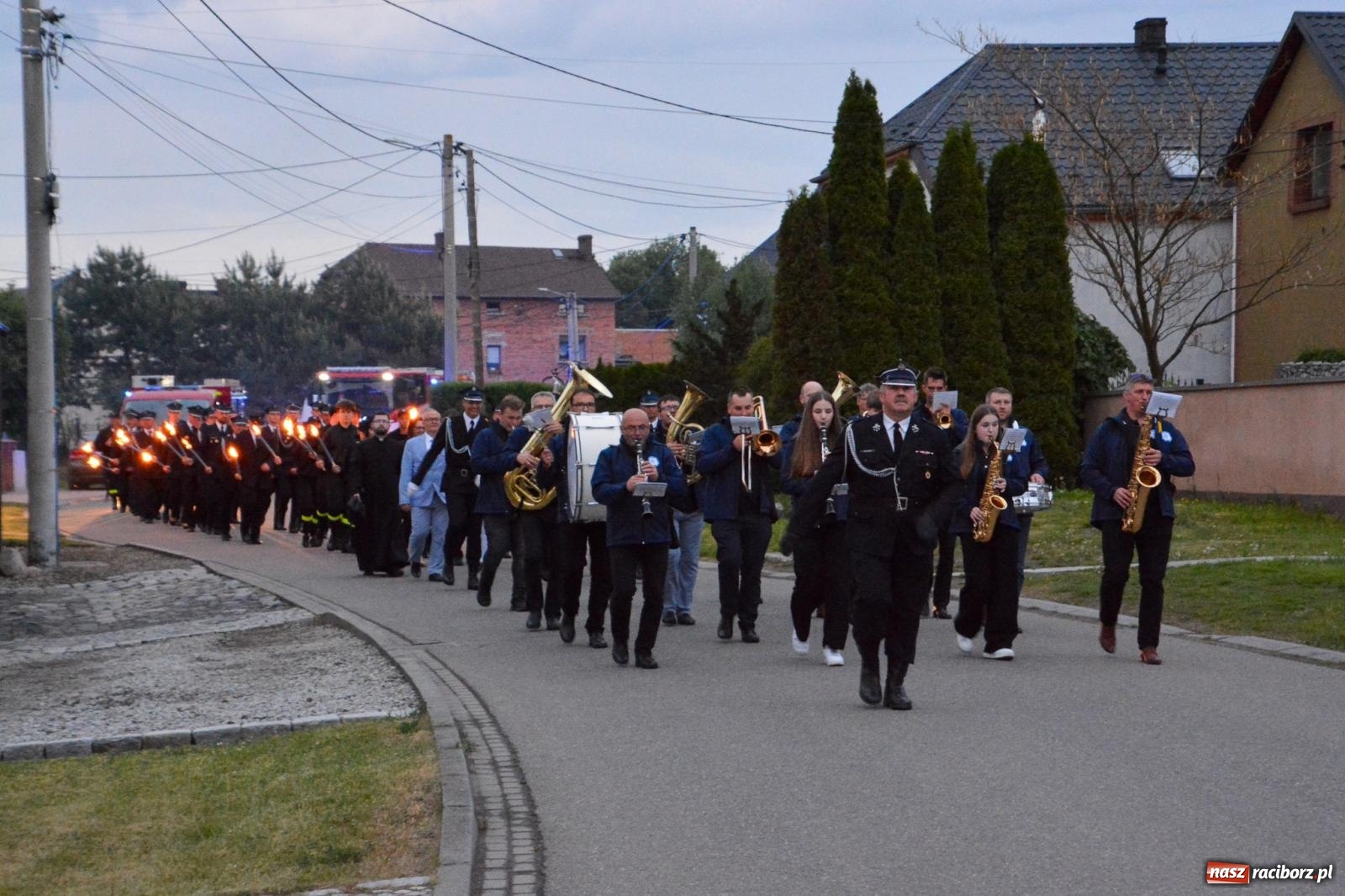 Zdjęcie w galerii na portalu naszraciborz.pl: Strażackie święto w Pietrowicach Wielkich. Wójt przekazał kluczyki, a księża poświęcili nowy wóz wiadomości z regionu