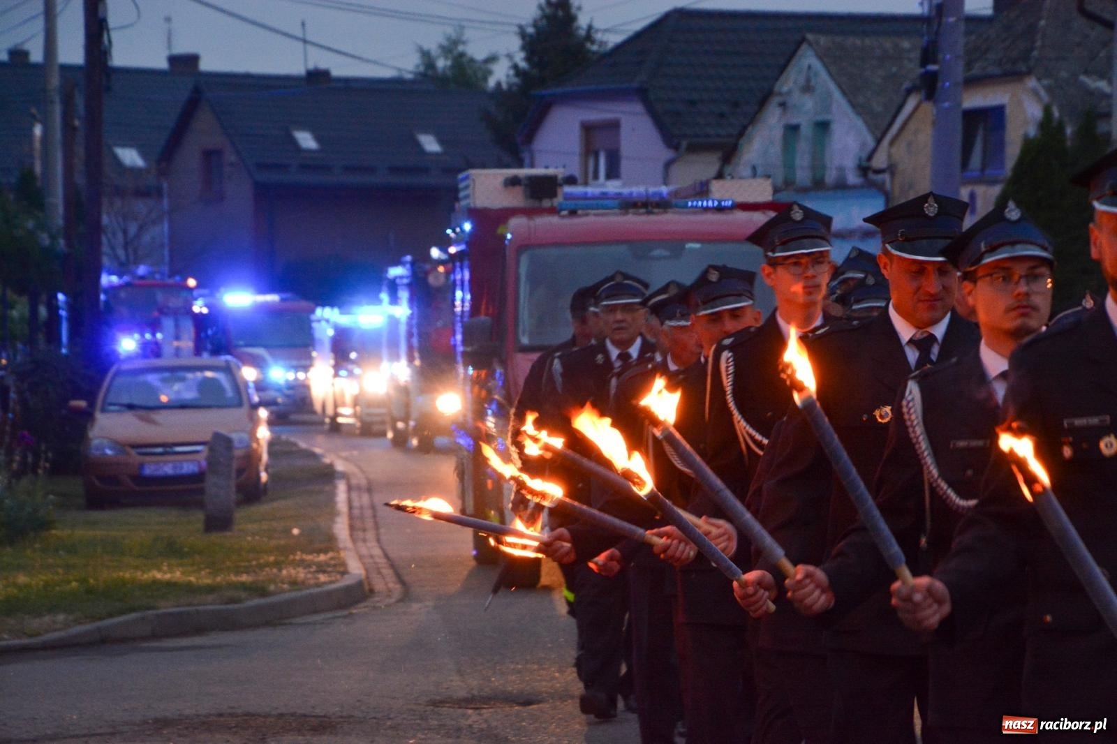 Zdjęcie w galerii na portalu naszraciborz.pl: Strażackie święto w Pietrowicach Wielkich. Wójt przekazał kluczyki, a księża poświęcili nowy wóz wiadomości z regionu