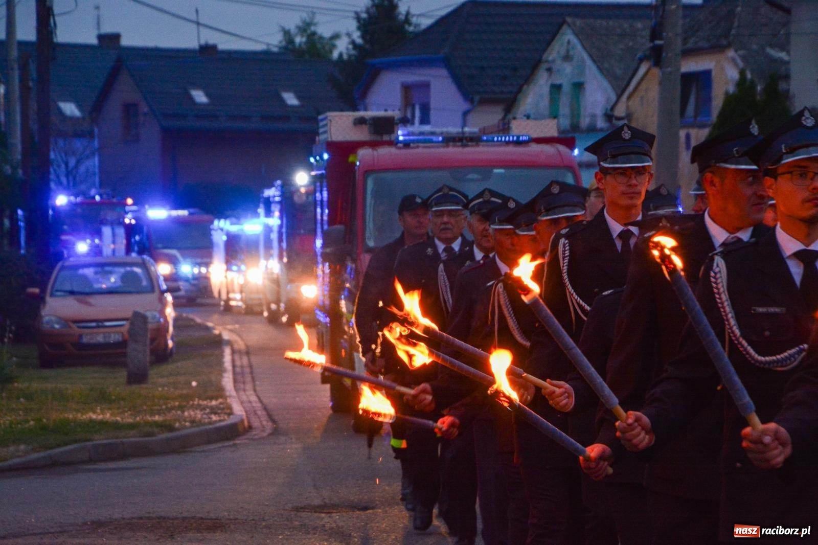 Zdjęcie w galerii na portalu naszraciborz.pl: Strażackie święto w Pietrowicach Wielkich. Wójt przekazał kluczyki, a księża poświęcili nowy wóz wiadomości z regionu