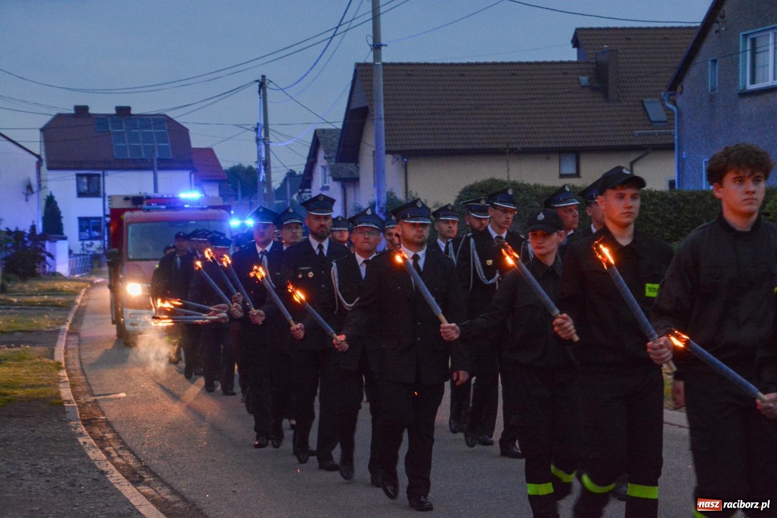 Zdjęcie w galerii na portalu naszraciborz.pl: Strażackie święto w Pietrowicach Wielkich. Wójt przekazał kluczyki, a księża poświęcili nowy wóz wiadomości z regionu
