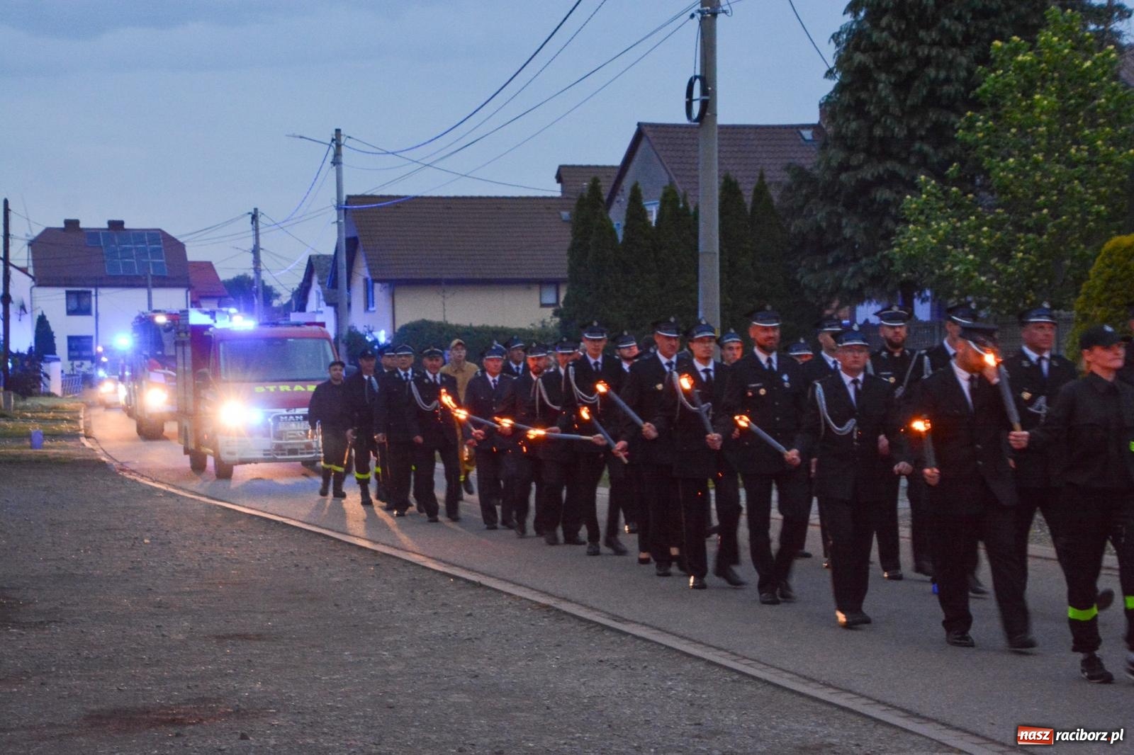 Zdjęcie w galerii na portalu naszraciborz.pl: Strażackie święto w Pietrowicach Wielkich. Wójt przekazał kluczyki, a księża poświęcili nowy wóz wiadomości z regionu