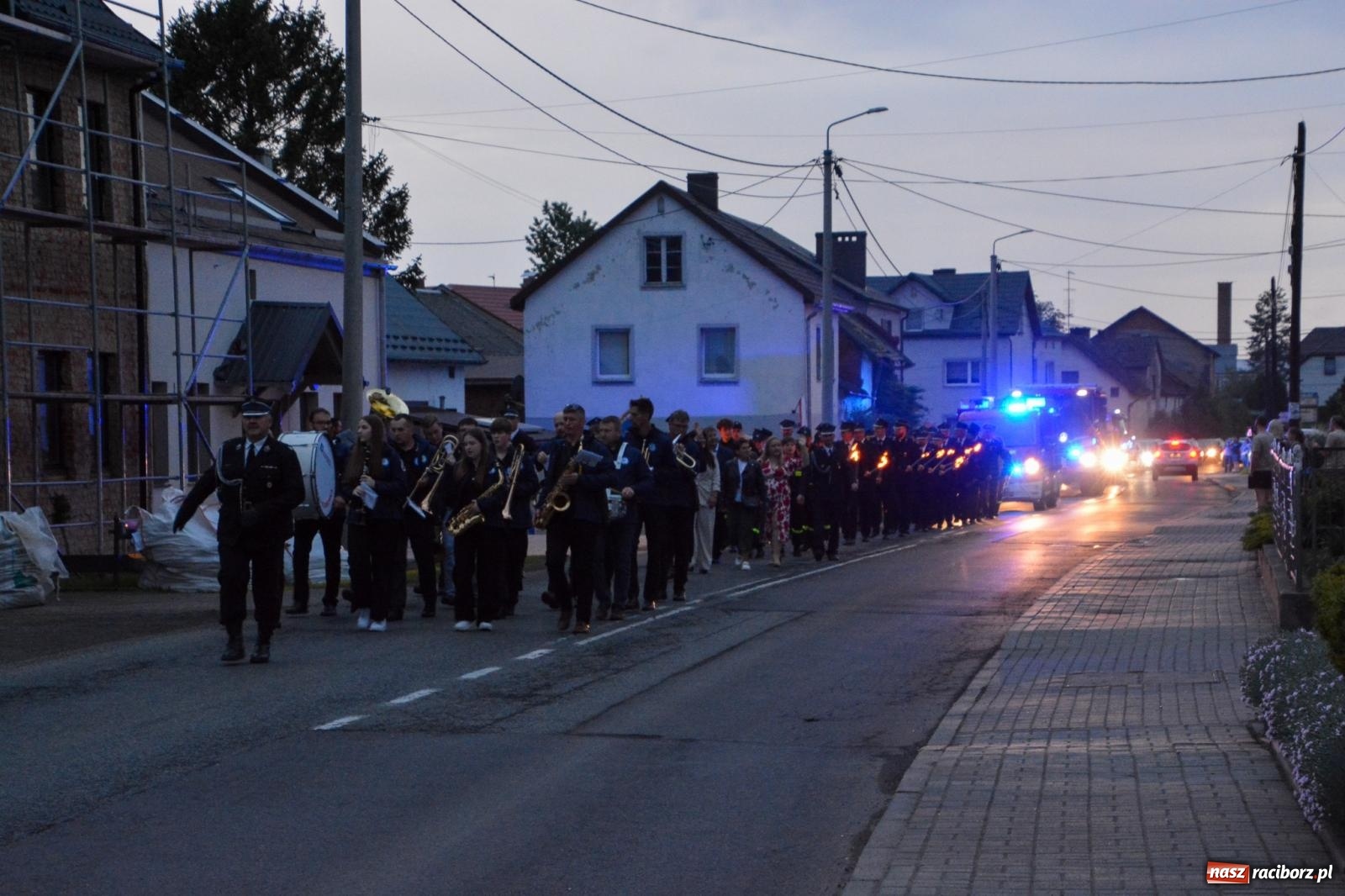 Zdjęcie w galerii na portalu naszraciborz.pl: Strażackie święto w Pietrowicach Wielkich. Wójt przekazał kluczyki, a księża poświęcili nowy wóz wiadomości z regionu