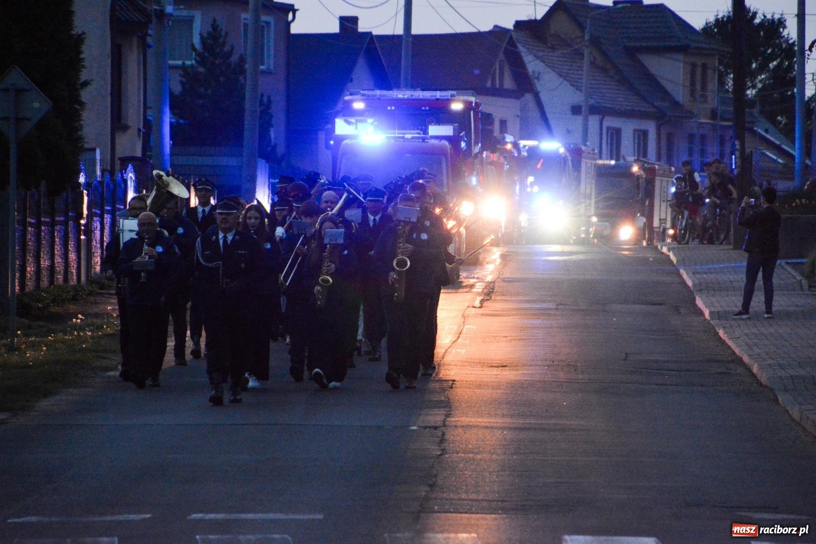 Zdjęcie w galerii na portalu naszraciborz.pl: Strażackie święto w Pietrowicach Wielkich. Wójt przekazał kluczyki, a księża poświęcili nowy wóz wiadomości z regionu