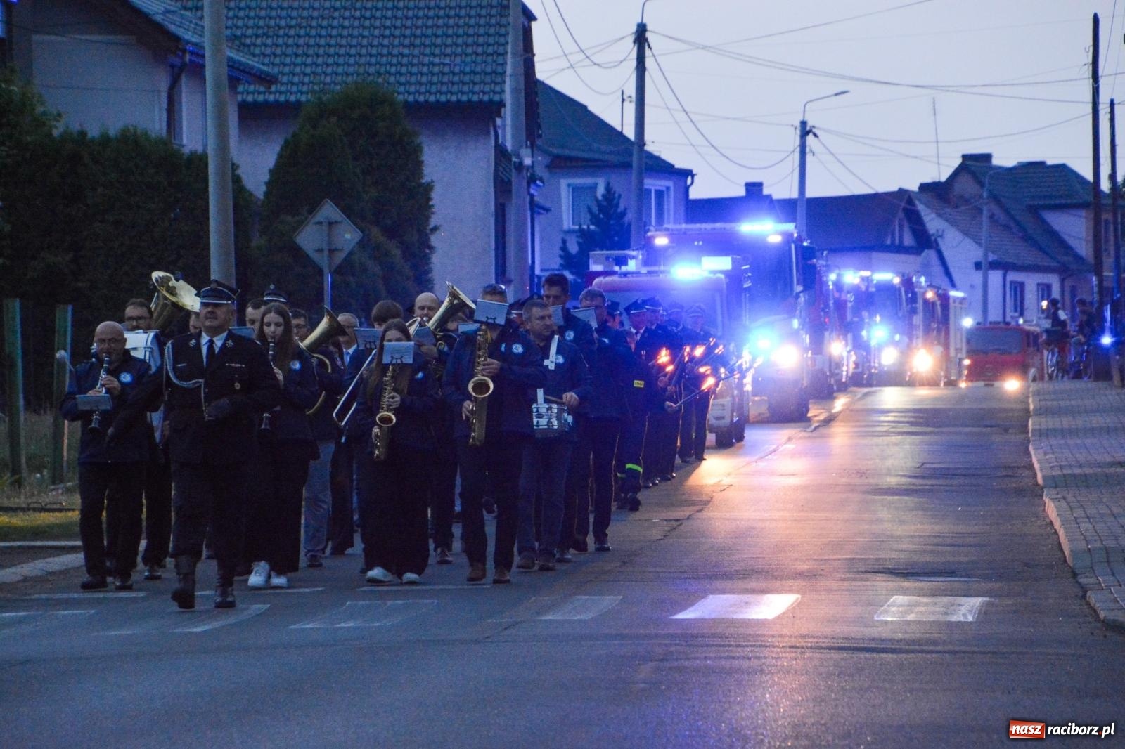 Zdjęcie w galerii na portalu naszraciborz.pl: Strażackie święto w Pietrowicach Wielkich. Wójt przekazał kluczyki, a księża poświęcili nowy wóz wiadomości z regionu