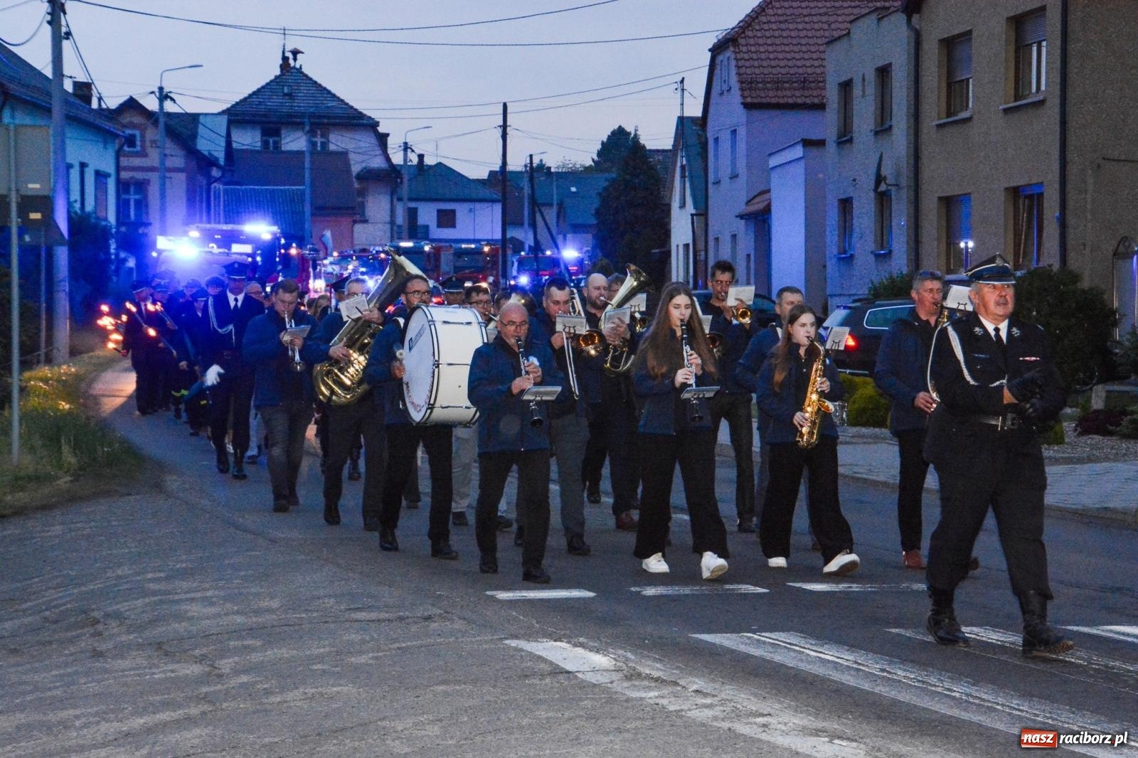 Zdjęcie w galerii na portalu naszraciborz.pl: Strażackie święto w Pietrowicach Wielkich. Wójt przekazał kluczyki, a księża poświęcili nowy wóz wiadomości z regionu