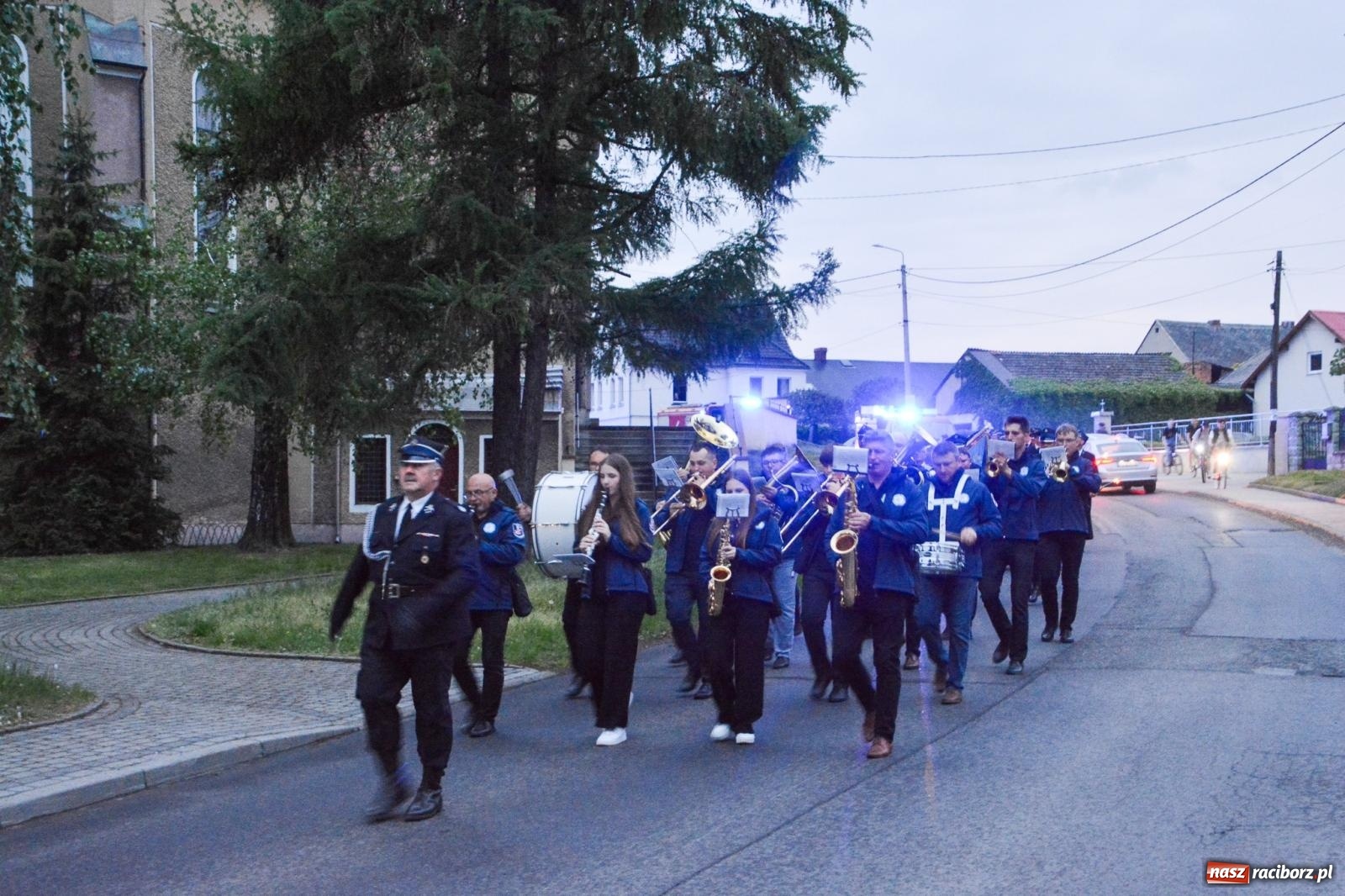 Zdjęcie w galerii na portalu naszraciborz.pl: Strażackie święto w Pietrowicach Wielkich. Wójt przekazał kluczyki, a księża poświęcili nowy wóz wiadomości z regionu
