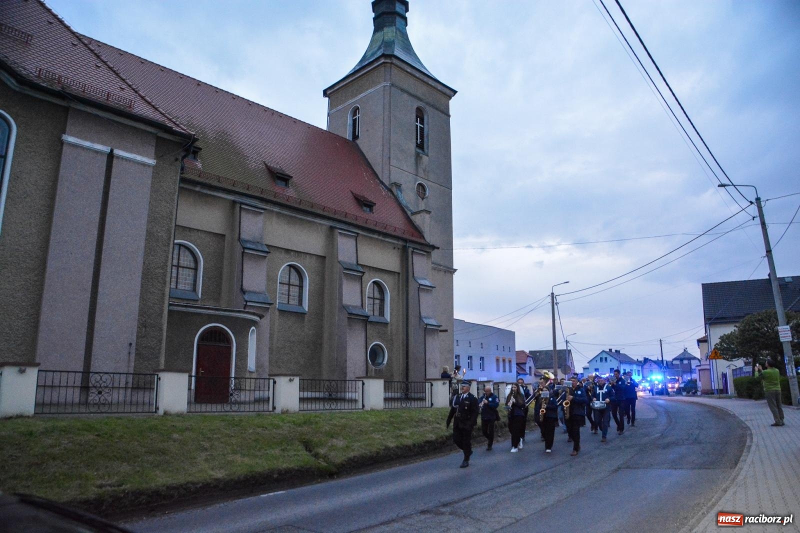 Zdjęcie w galerii na portalu naszraciborz.pl: Strażackie święto w Pietrowicach Wielkich. Wójt przekazał kluczyki, a księża poświęcili nowy wóz wiadomości z regionu